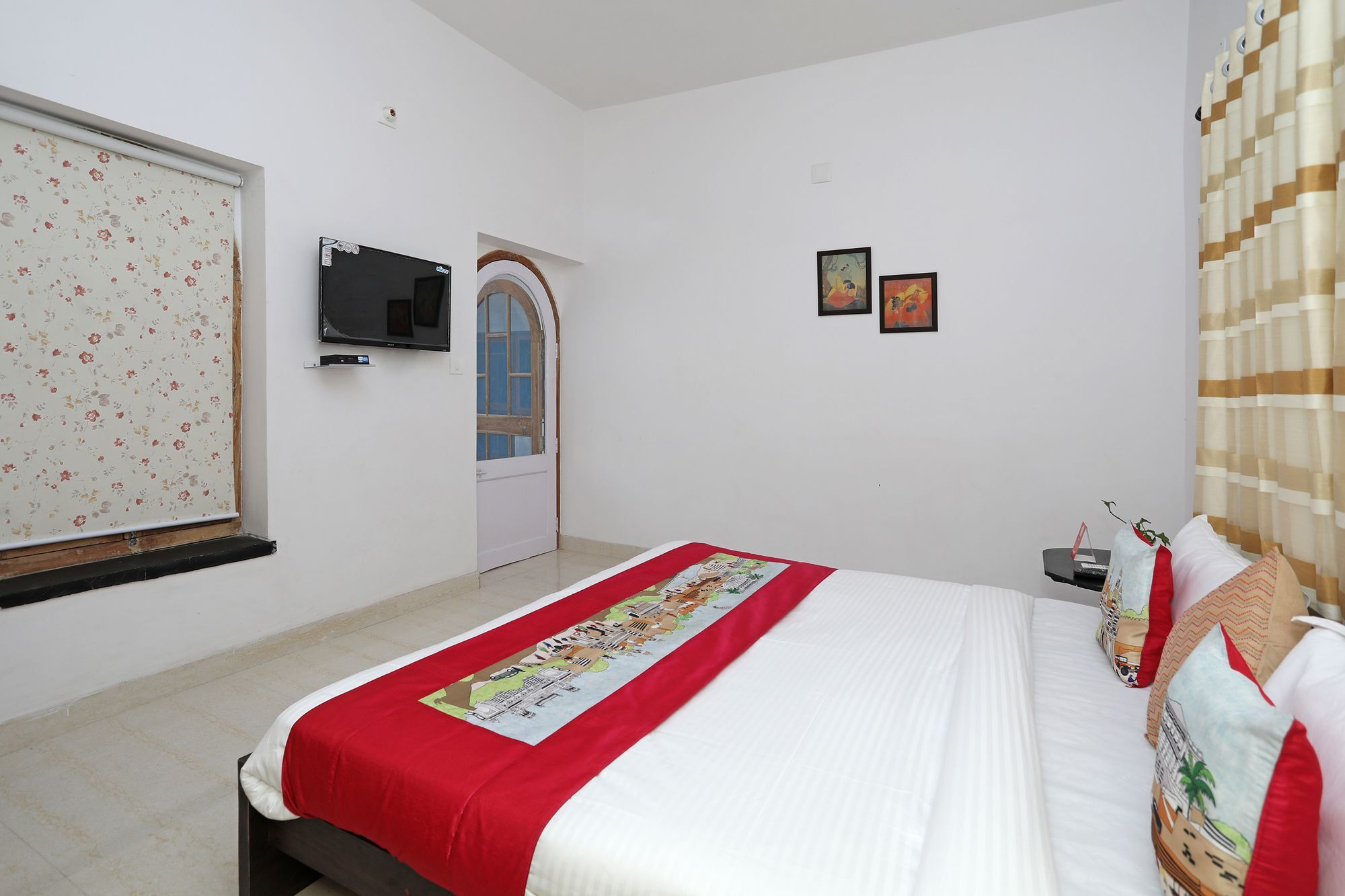 Oyo 10298 Near Sukhadia Circle Hotel