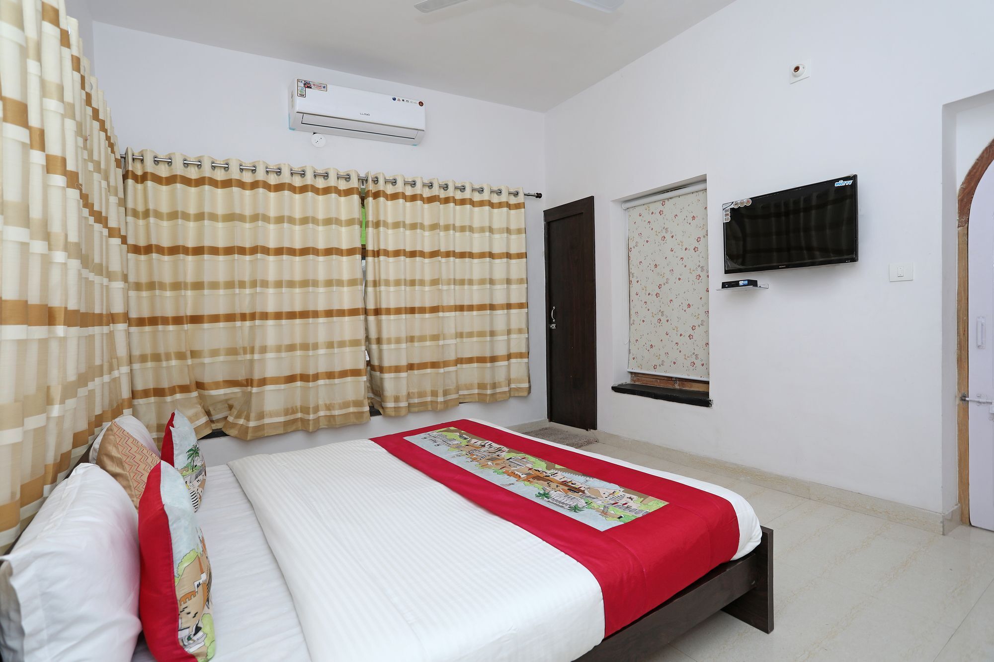 Hotel Oyo 10298 Near Sukhadia Circle 2*