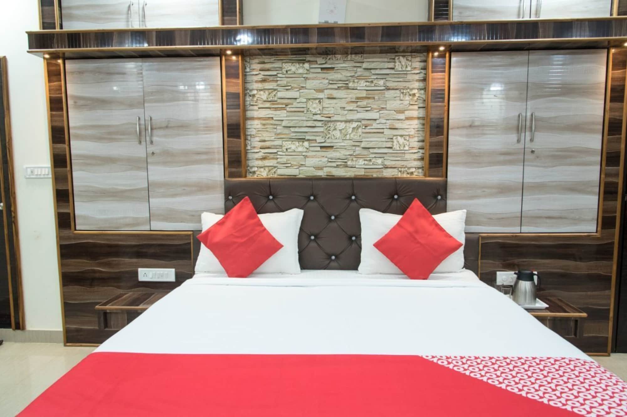 Oyo 11868 Rk Residency 3*
