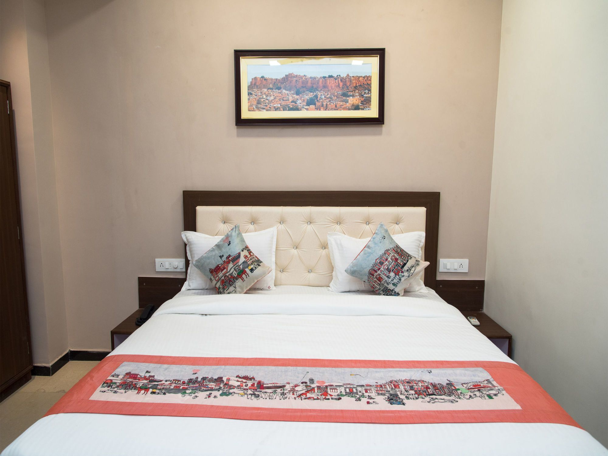 Oyo 11523 Crown Club Udaipur