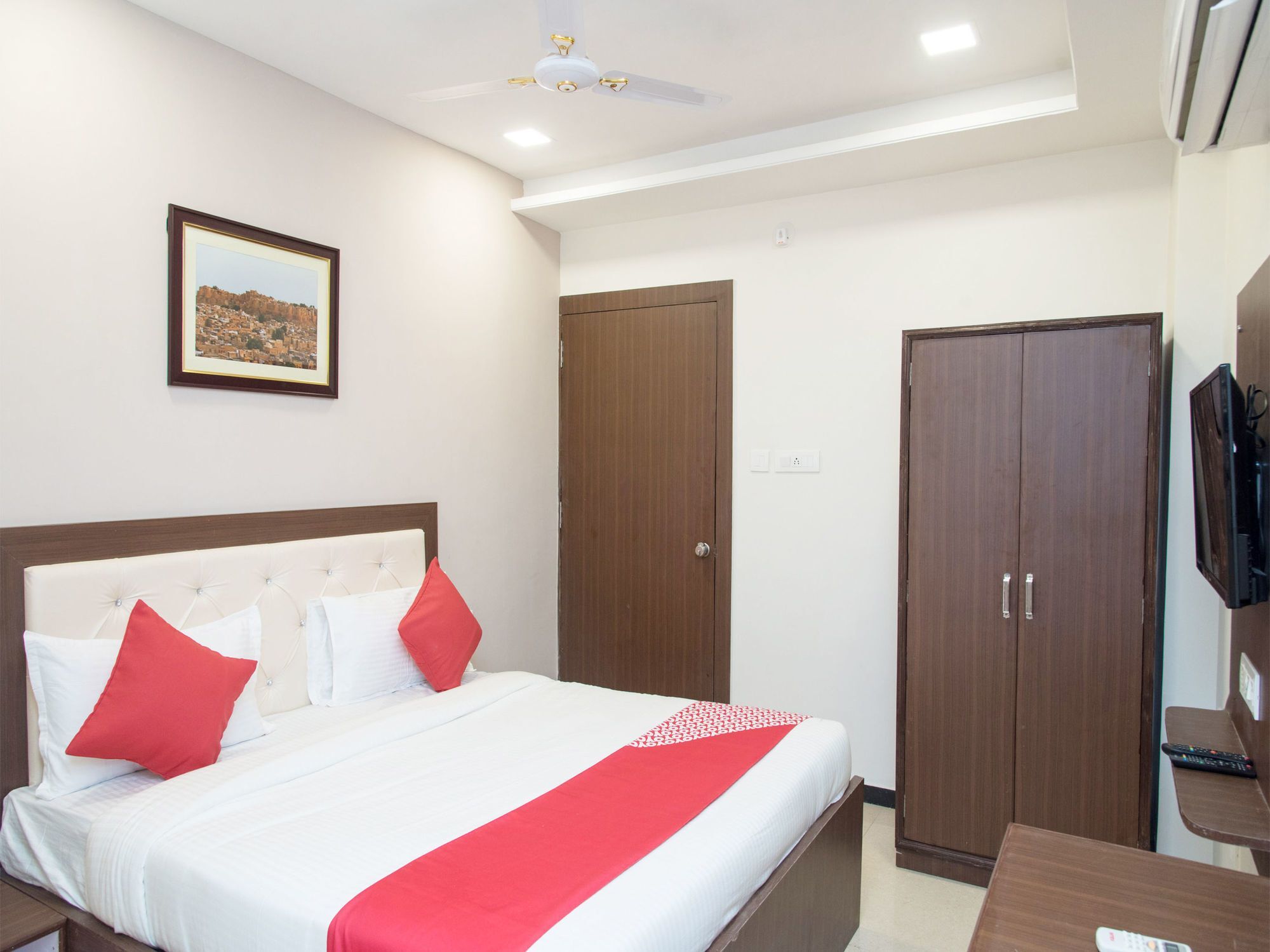 Oyo 11523 Crown Club