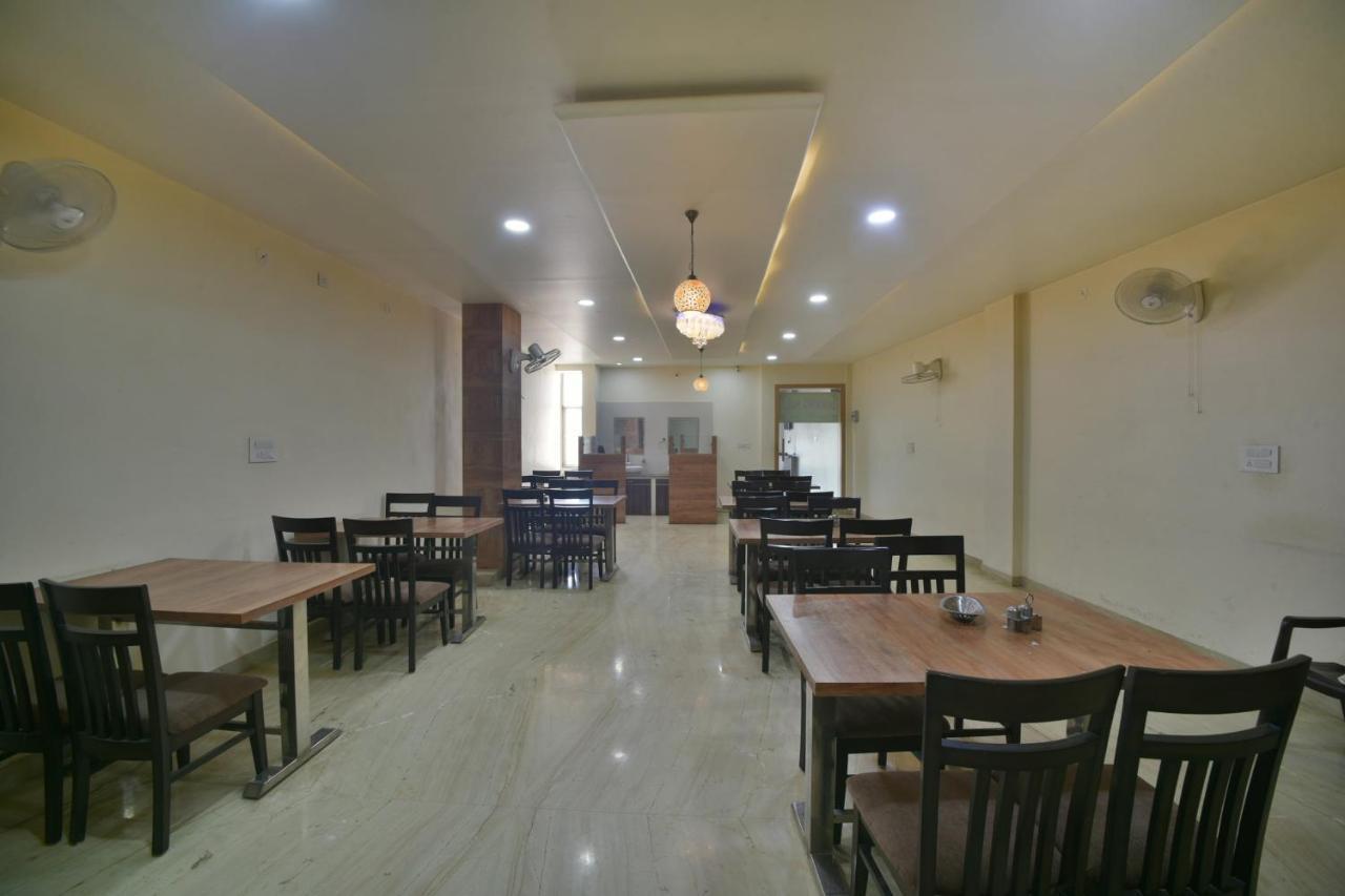 Hotel Oyo 70502 Mithila Palace &restaurant 3*
