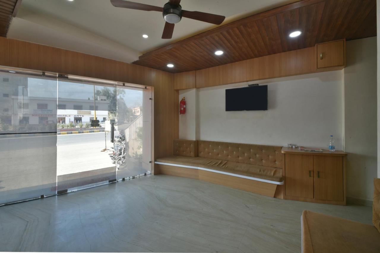 Oyo 70502 Mithila Palace &restaurant 3*