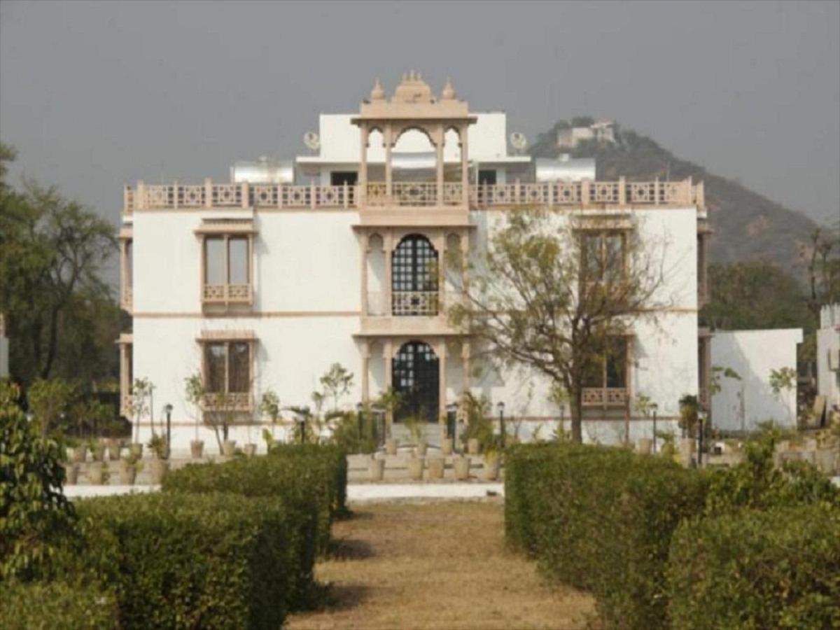 Hotel La Fortuna And Udaipur