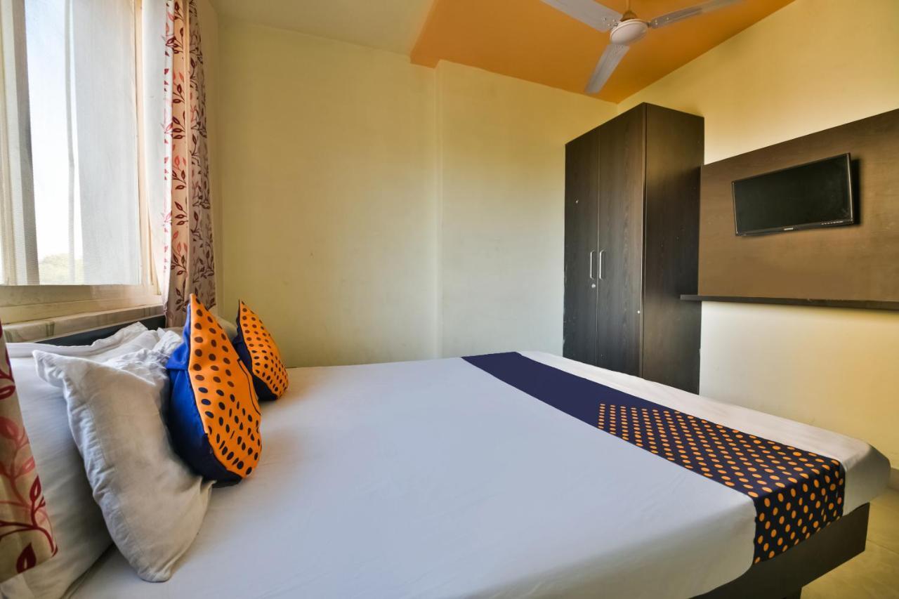 Spot On 49271 Amrit Hotel 3*