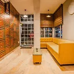 Tripli Hotels White Manor