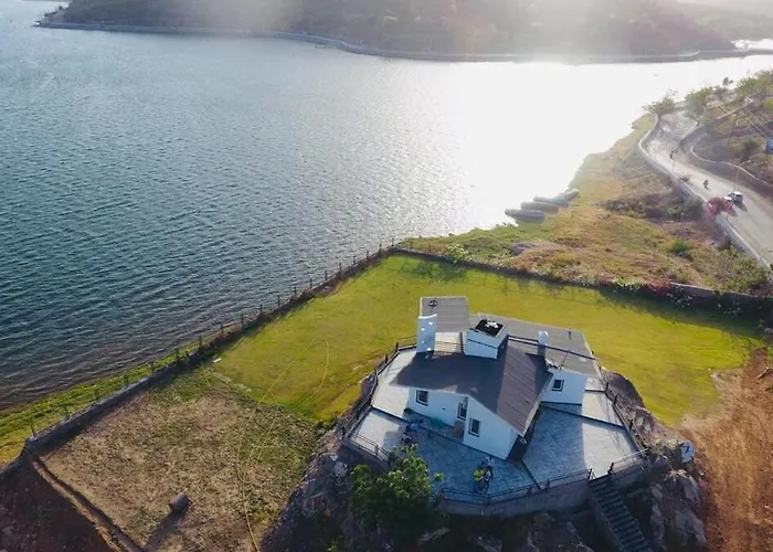 The Lake Villa