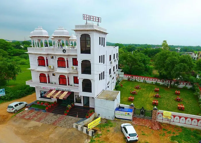 Hotel White Tulip-5 Mins From Airport With Swimming Pool