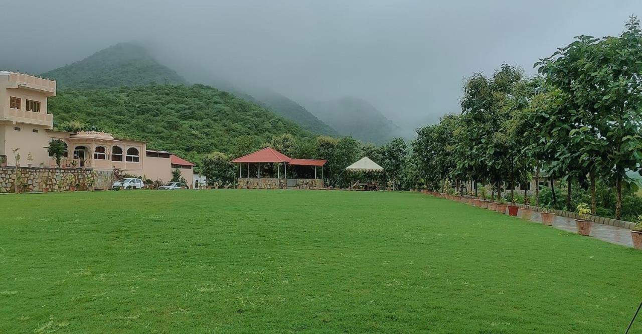 Hotel Kanj Holiday Hill & 4*