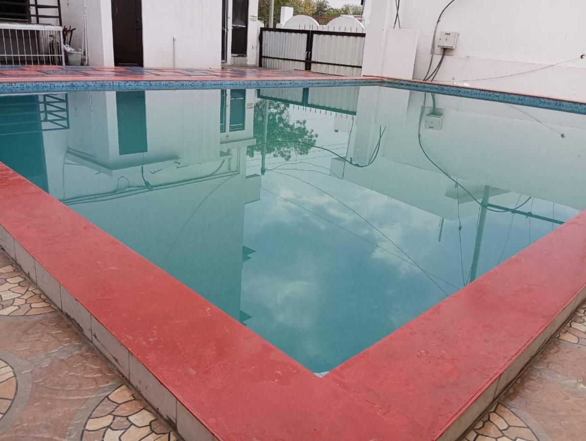 White Tulip-5 Mins From Airport With Swimming Pool Udaipur