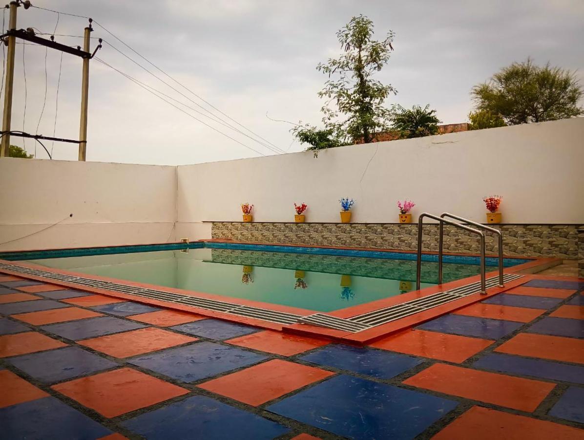 Hotel White Tulip-5 Mins From Airport With Swimming Pool