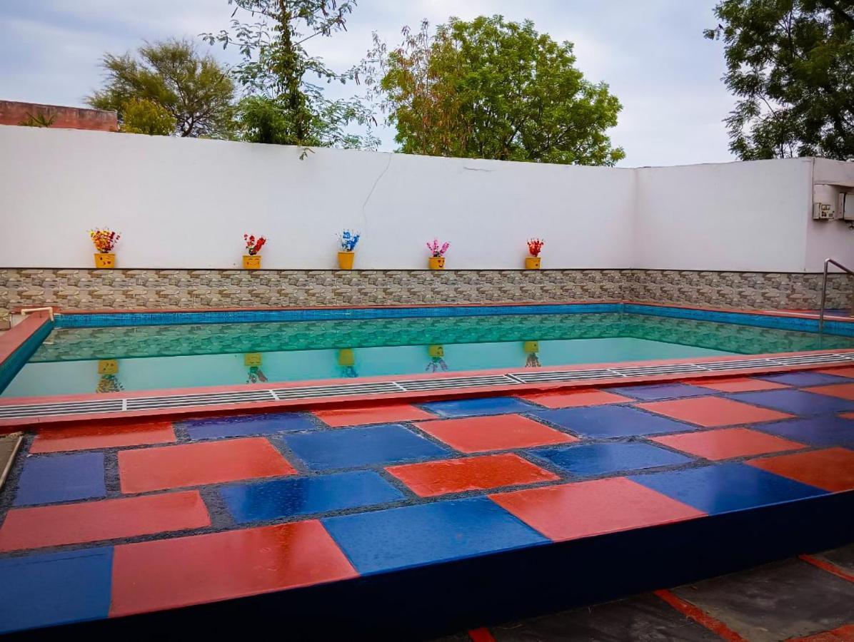Hotel White Tulip-5 Mins From Airport With Swimming Pool