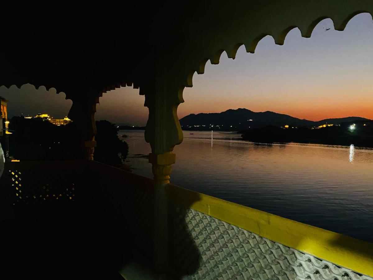 Haveli Balavh With Lake Facing Balcony Udaipur