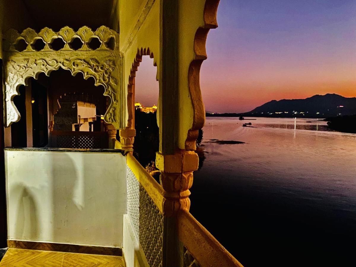 Haveli Balavh With Lake Facing Balcony Hotel Udaipur