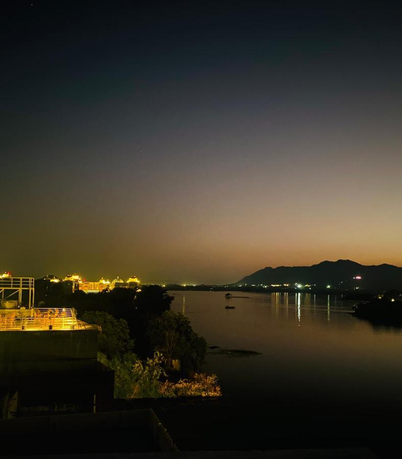 Hotel Haveli Balavh With Lake Facing Balcony