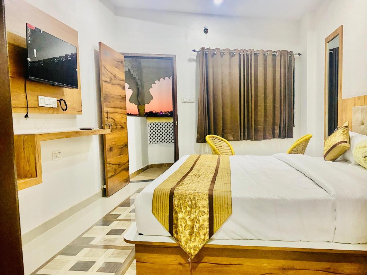 Hotel Haveli Balavh With Lake Facing Balcony