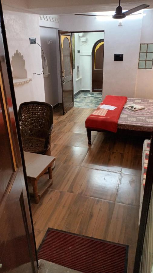 Jag Niwas & Pure Veg Restaurant * Udaipur