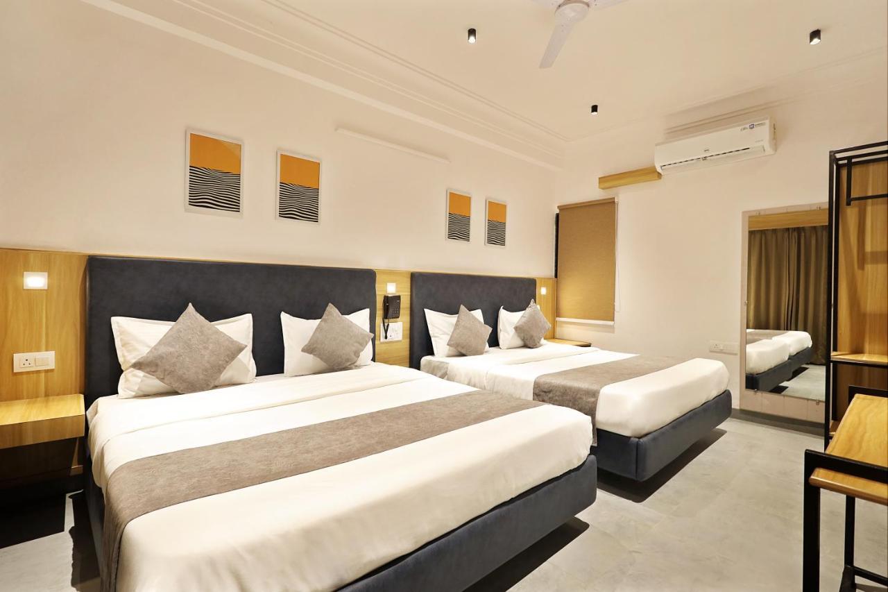 Hotel Sparkle Just 400 Meters From Railway Station