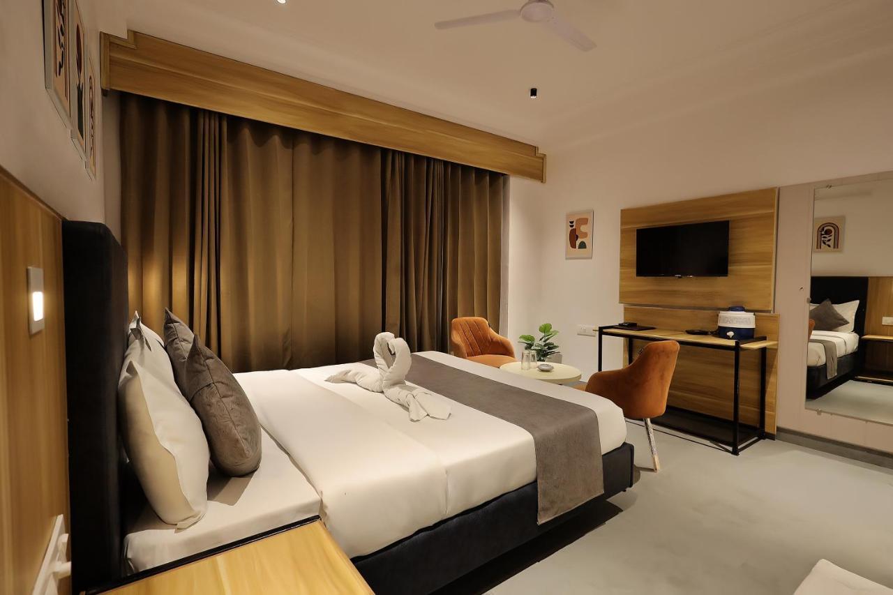 Sparkle Just 400 Meters From Railway Station 3*