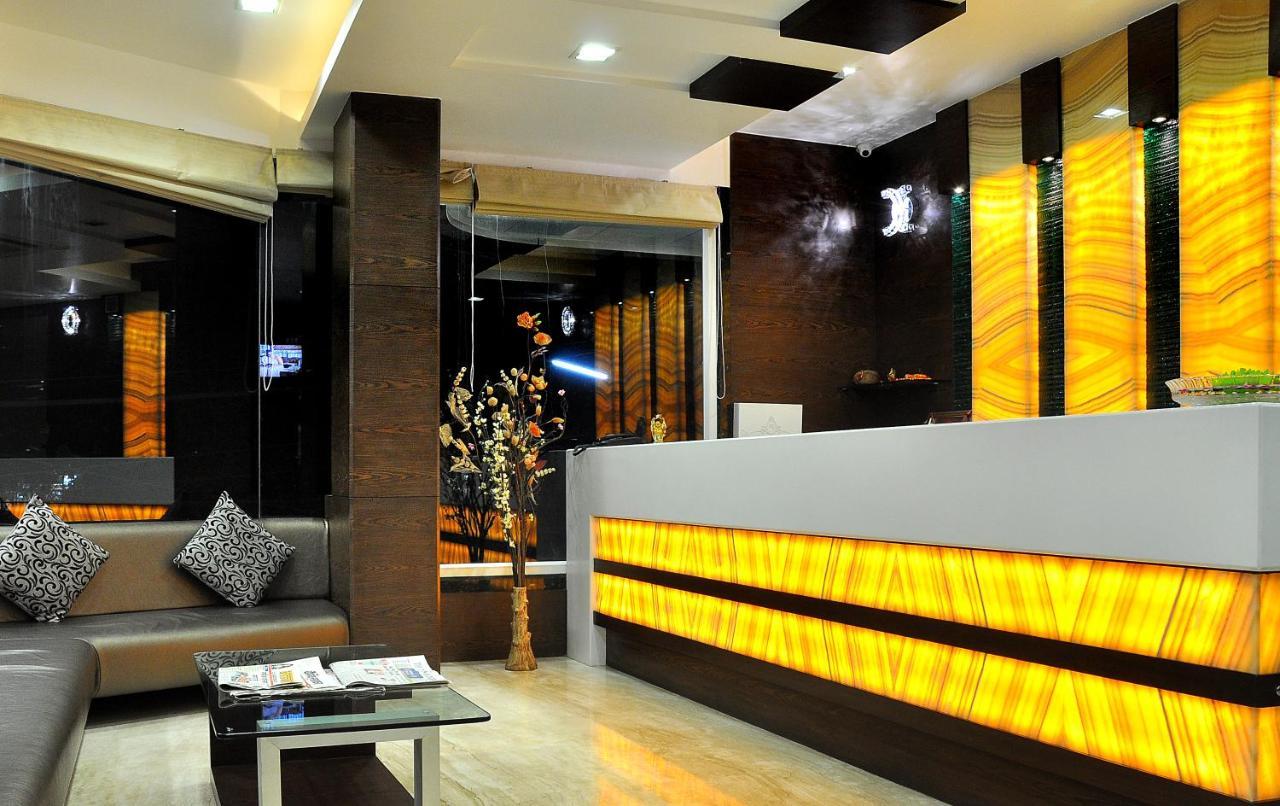 Shree Narayana Hotel-bar-rooftop Terrace-disc!! 50 Mtr From Bus Stand Hotel Udaipur