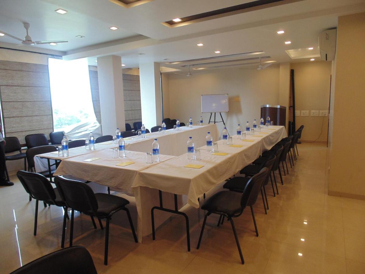 Shree Narayana Hotel-bar-rooftop Terrace-disc!! 50 Mtr From Bus Stand Udaipur