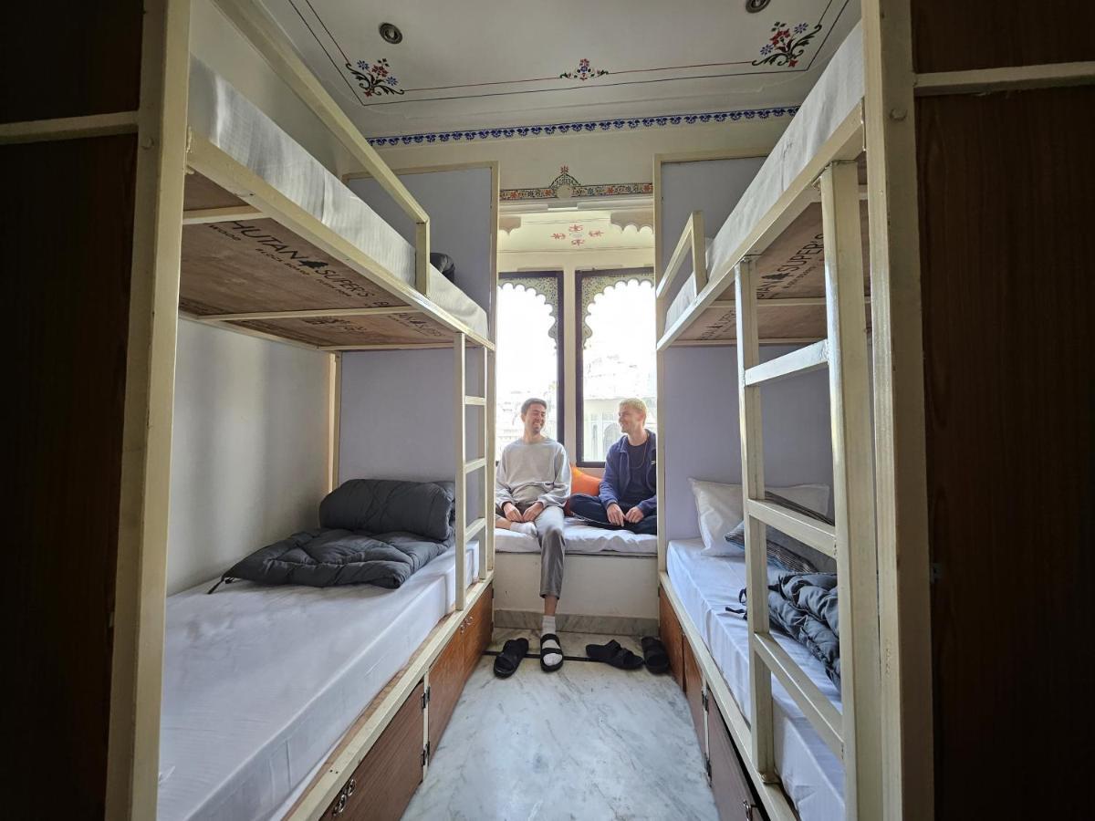 Madpackers Hostel *