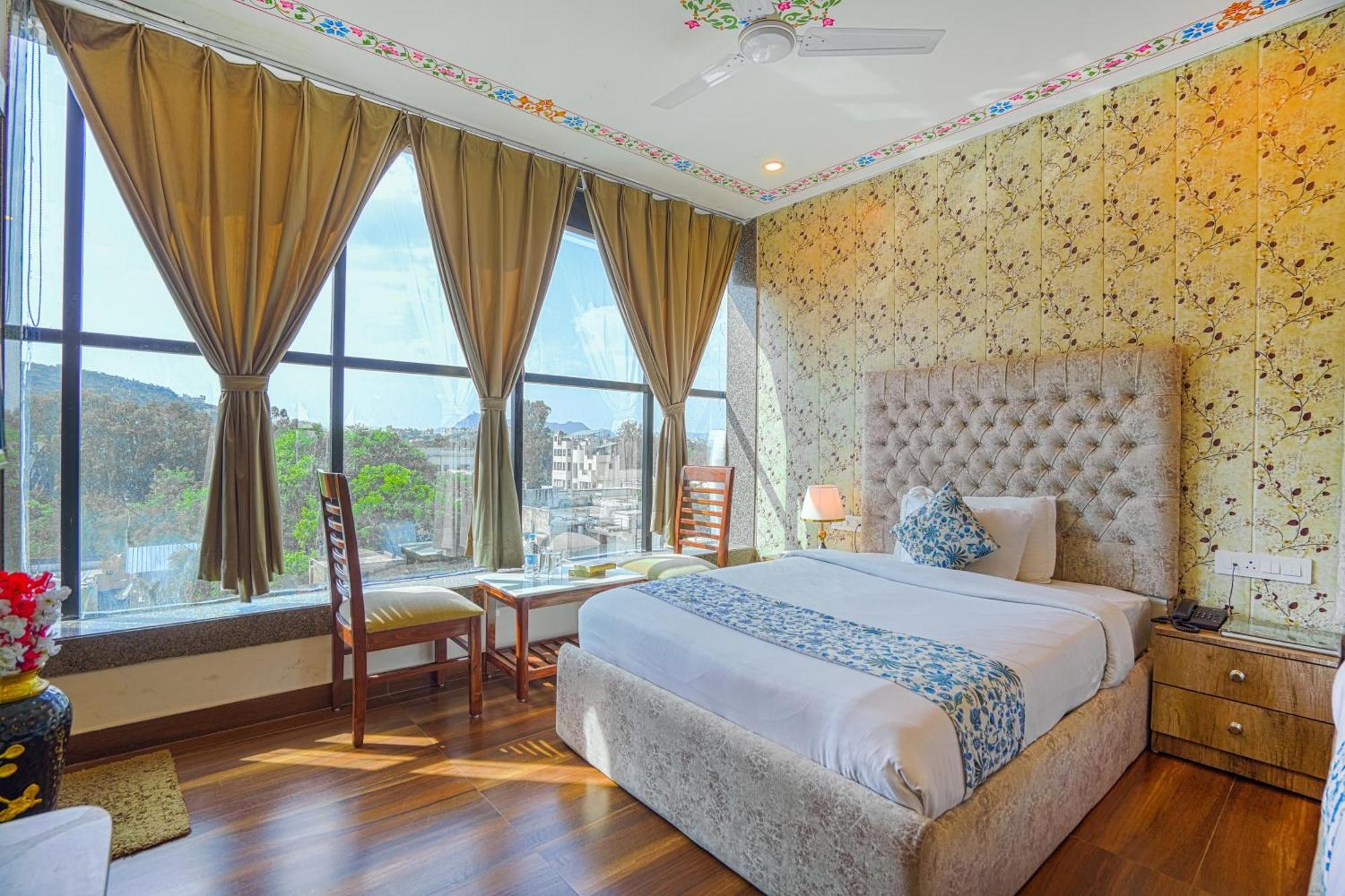 Pax Grand Blue 3 Min Walk From Railway Station Hotel Udaipur