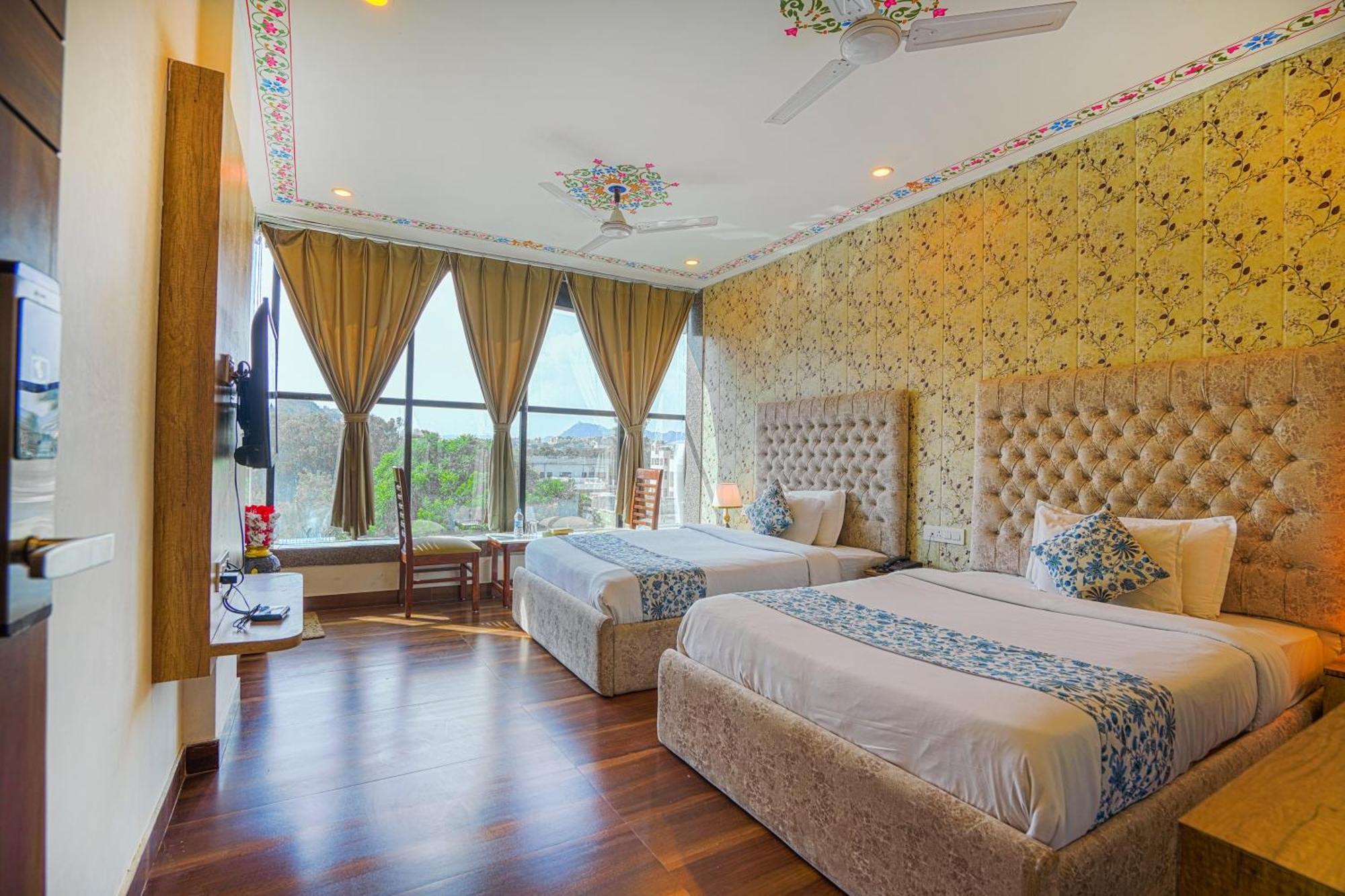 Pax Grand Blue 3 Min Walk From Railway Station Hotel 4*
