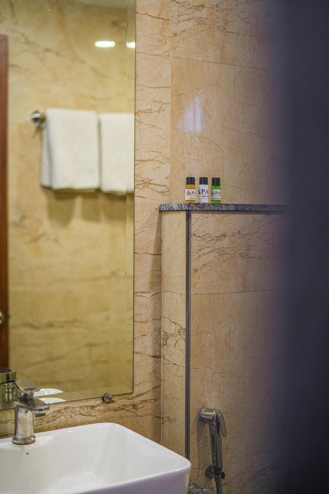 Pax Grand Blue 3 Min Walk From Railway Station Hotel
