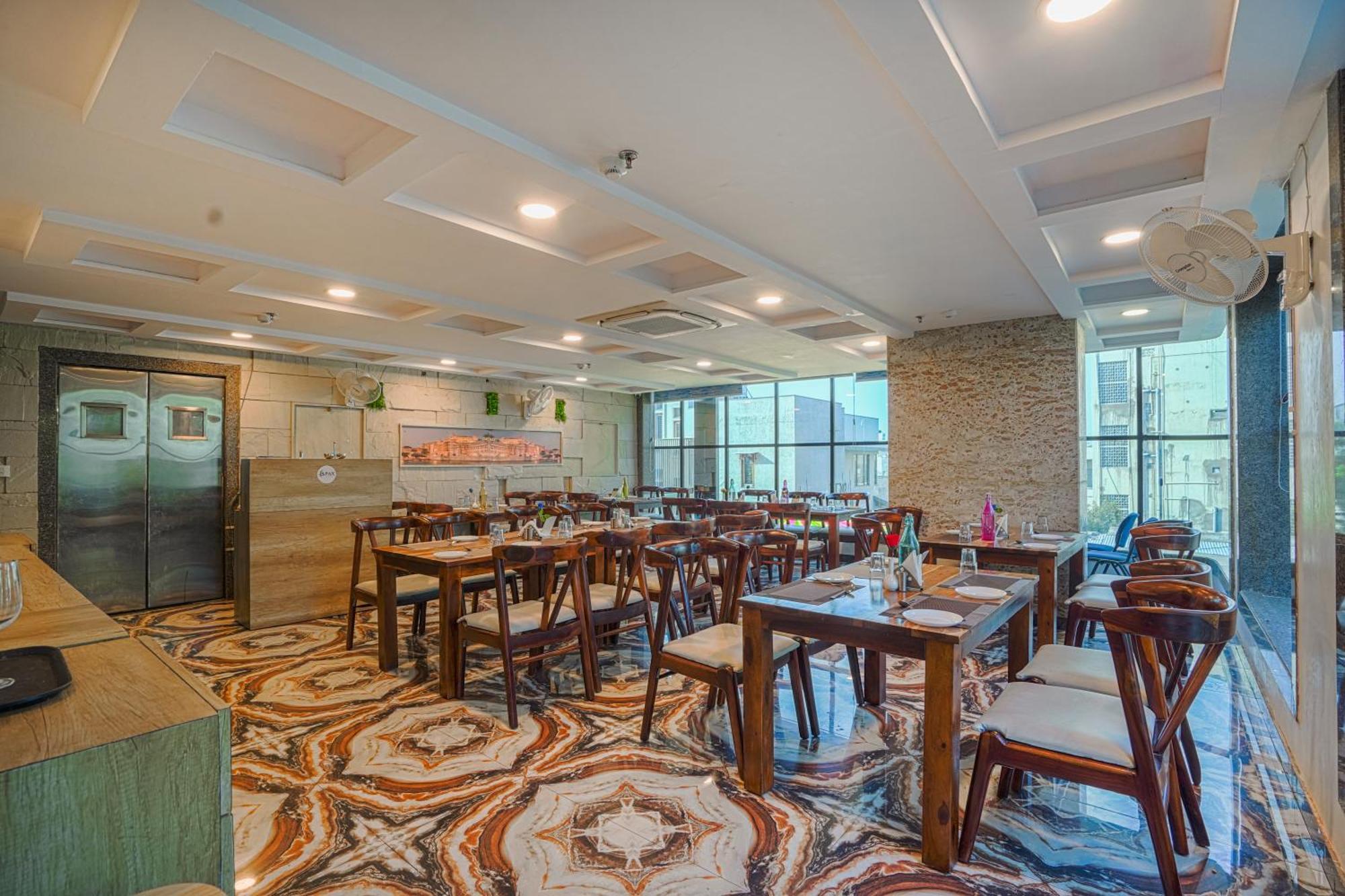 Pax Grand Blue 3 Min Walk From Railway Station Hotel 4*