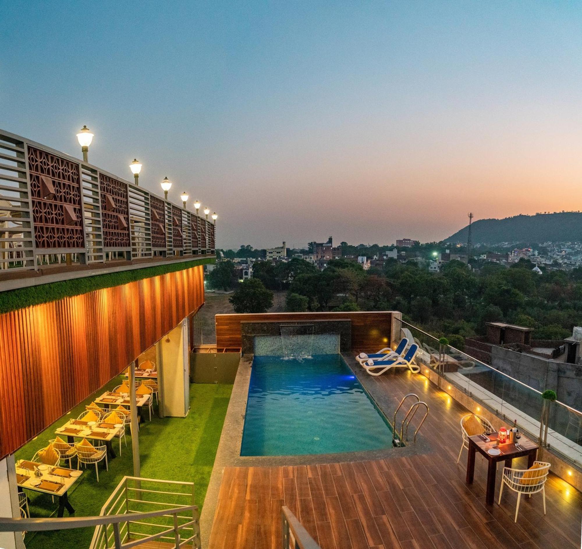 Hotel Pax Grand Blue 3 Min Walk From Railway Station Udaipur