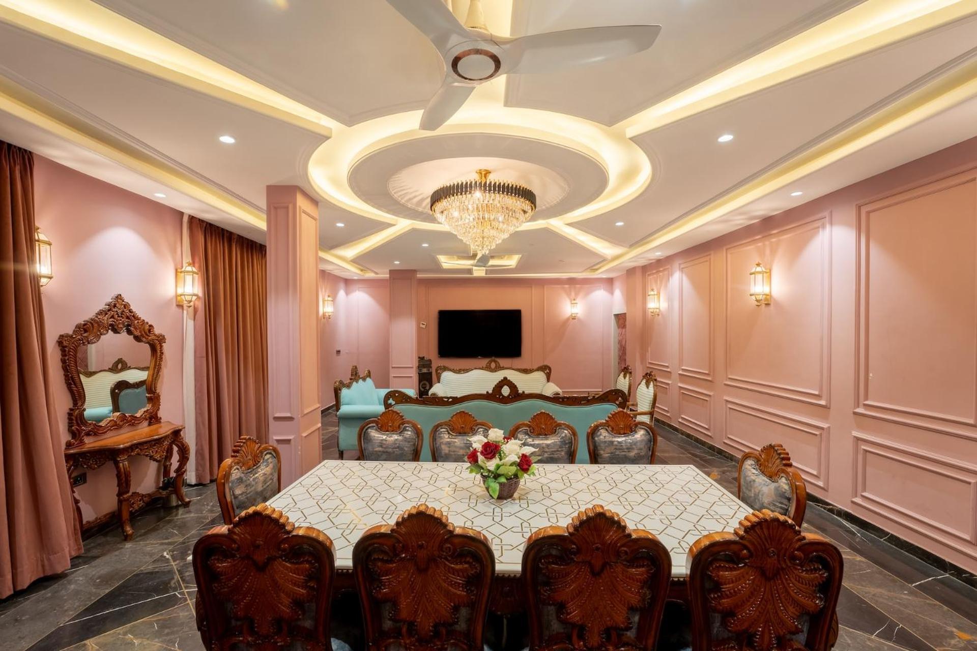 Tripli White Manor Hotel