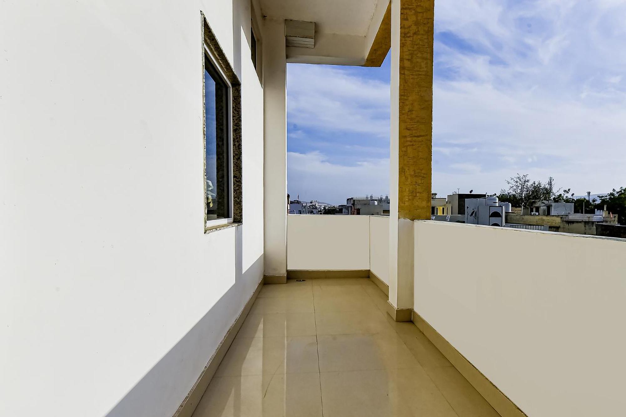 Fabhotel Lavishka Palace 3*