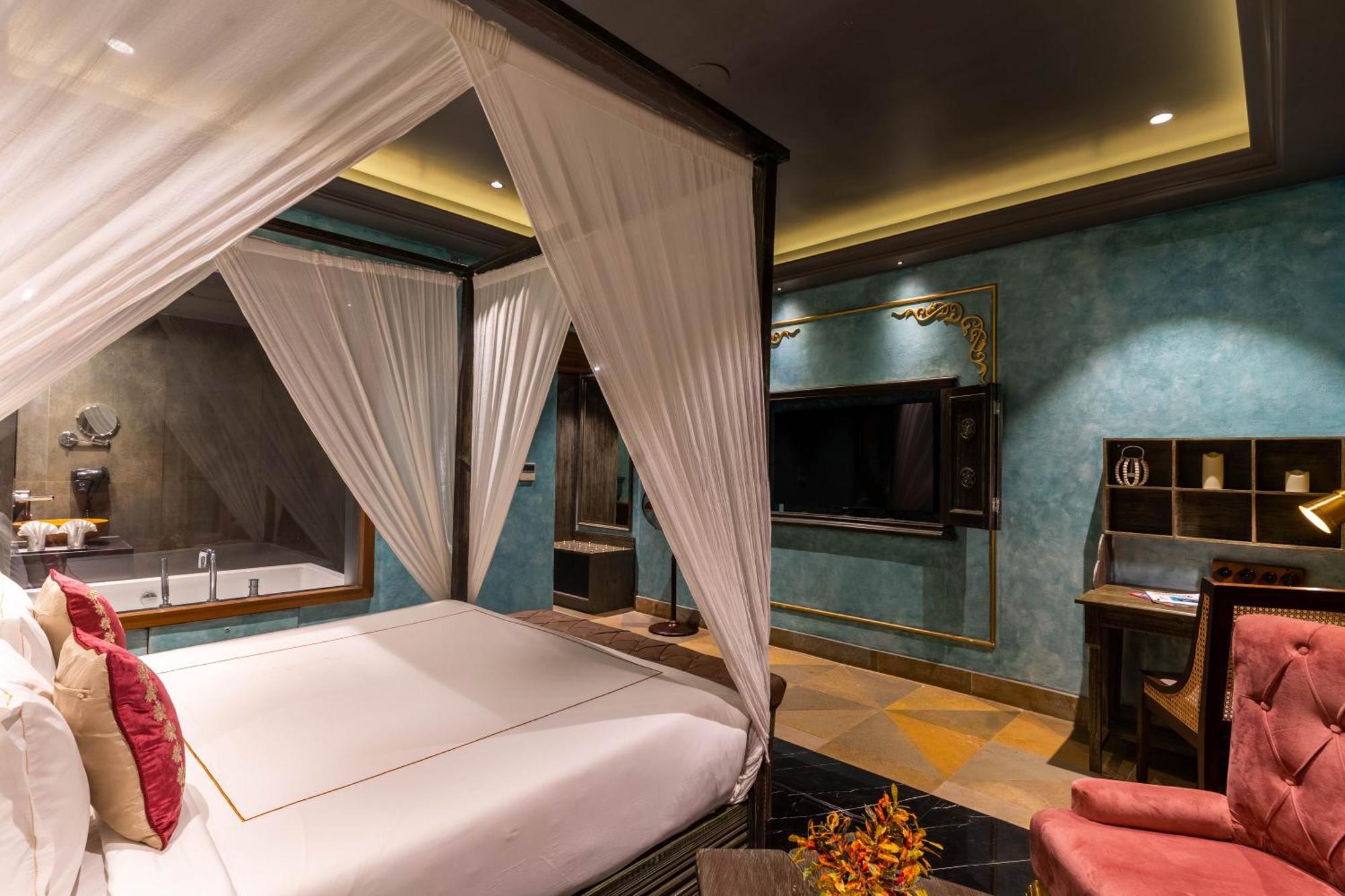Historia Royal Hotel 4*