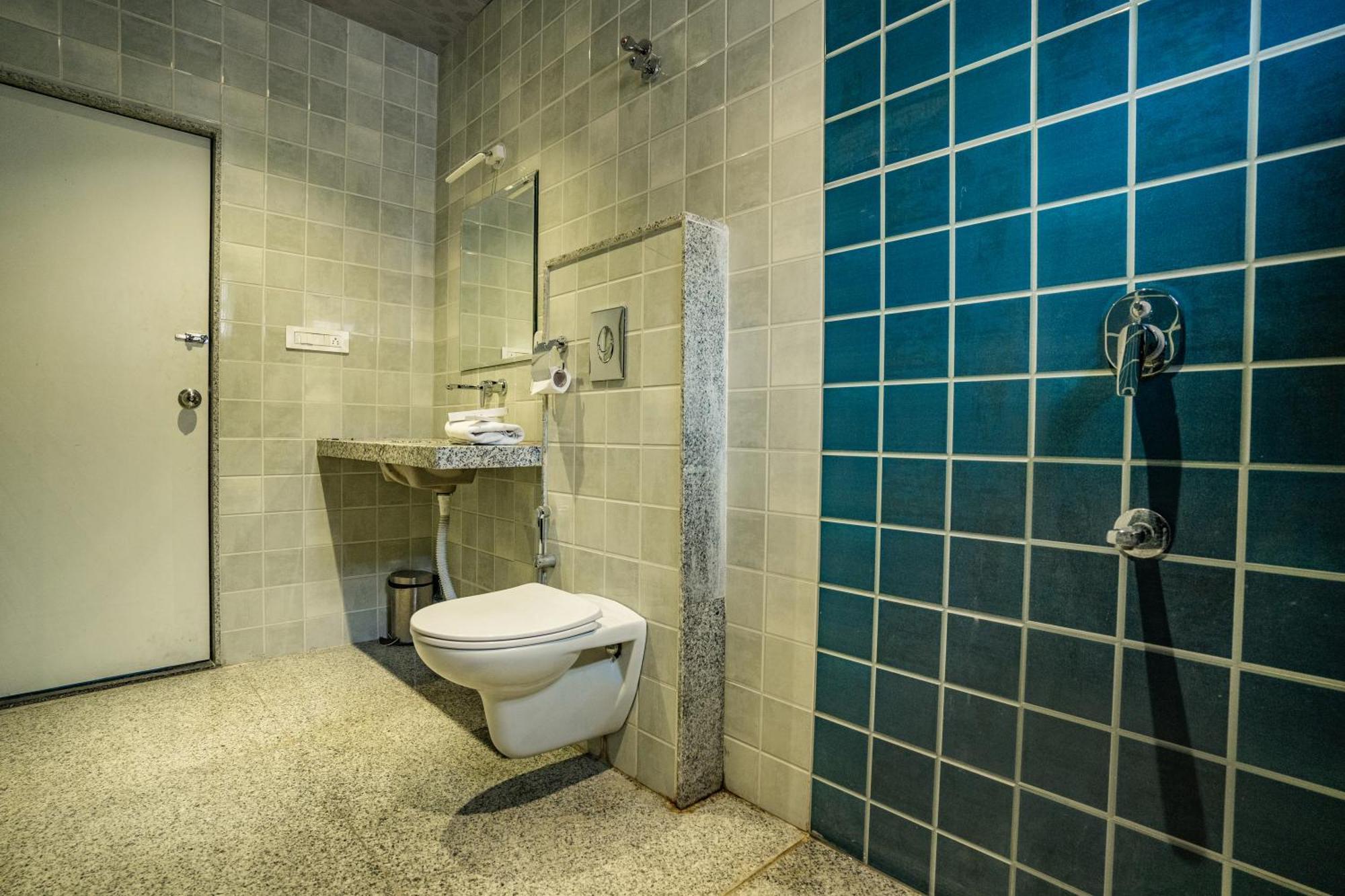 Tripli White Manor Hotel