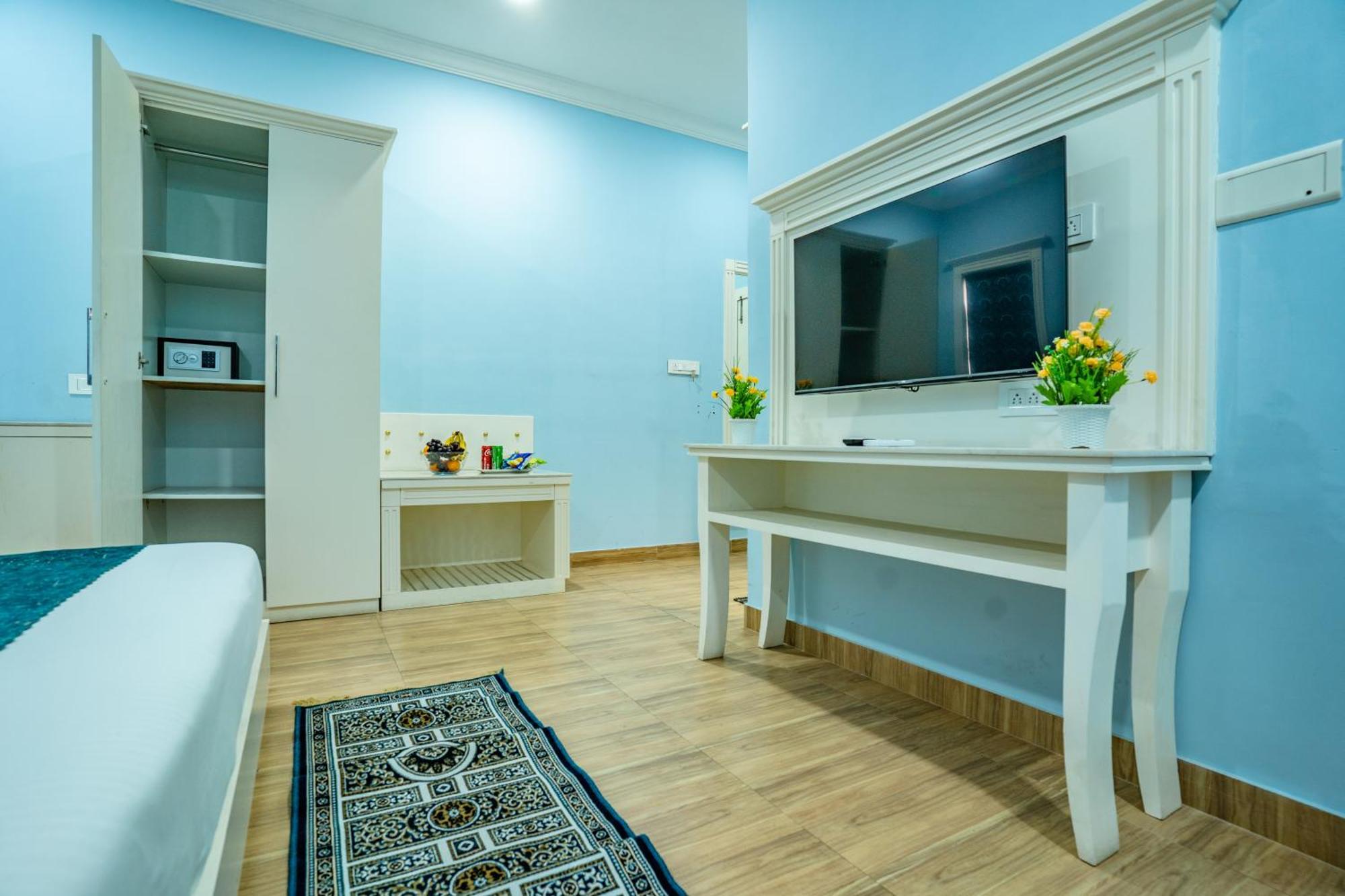 Hotel Tripli White Manor Udaipur