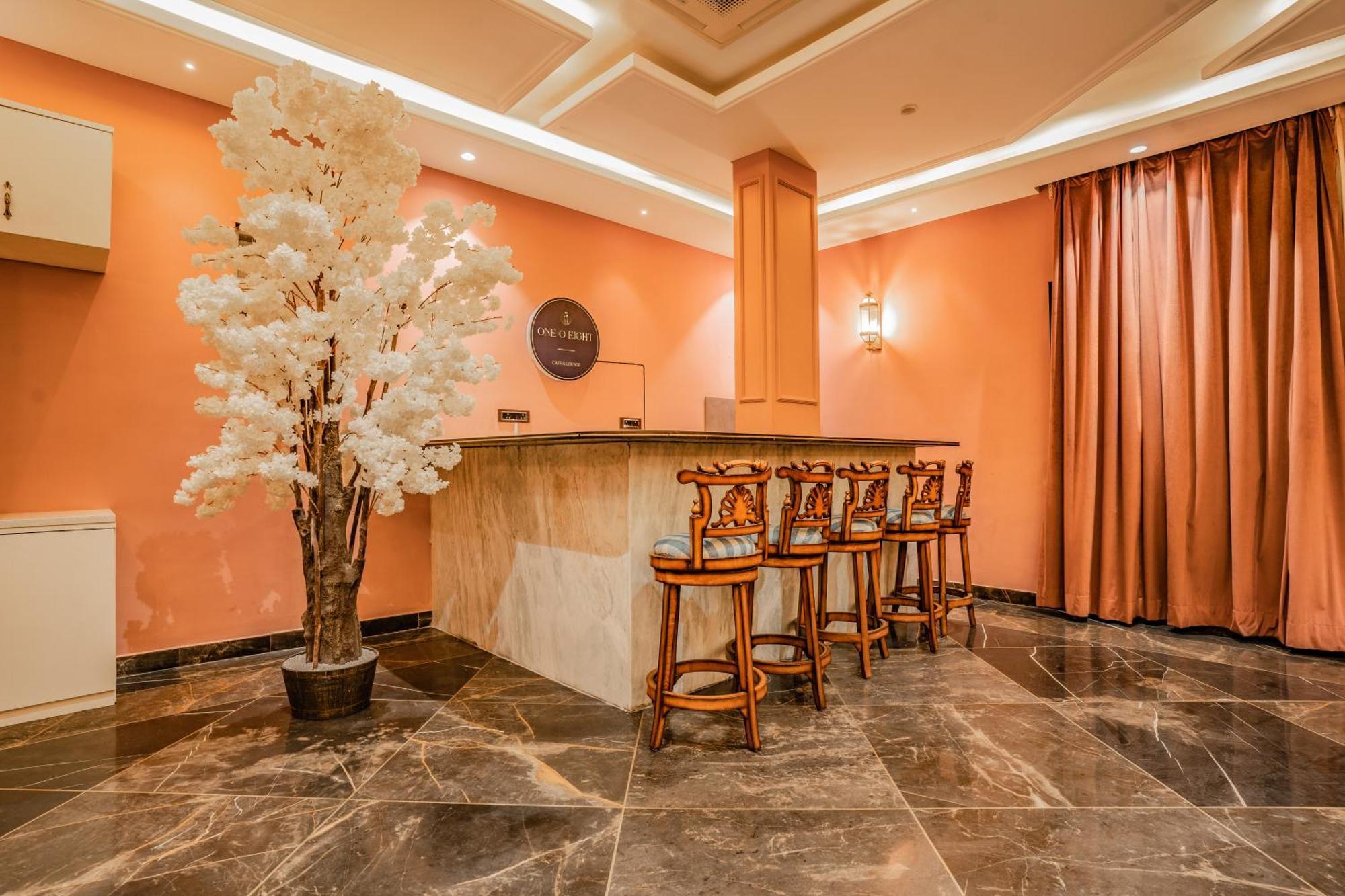 Hotel Tripli White Manor