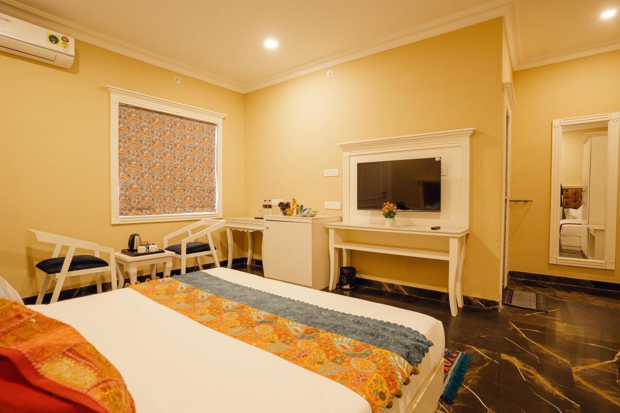 Tripli White Manor Hotel 3*