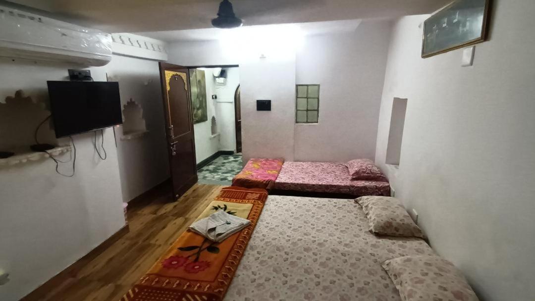 Jag Niwas & Pure Veg Restaurant Bed & Breakfast