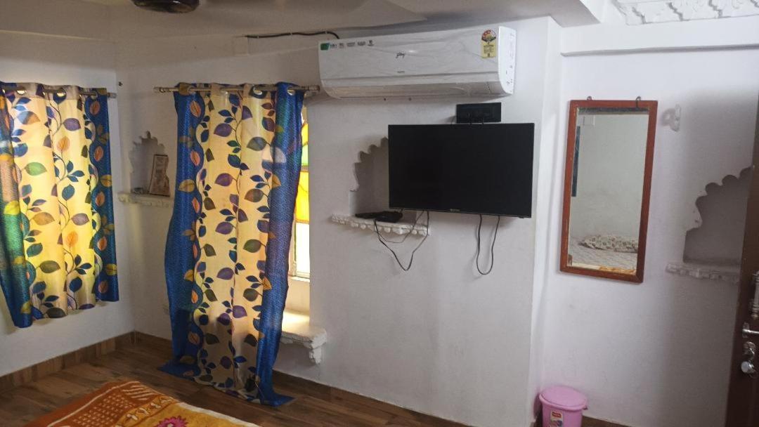 Bed & Breakfast Jag Niwas & Pure Veg Restaurant *