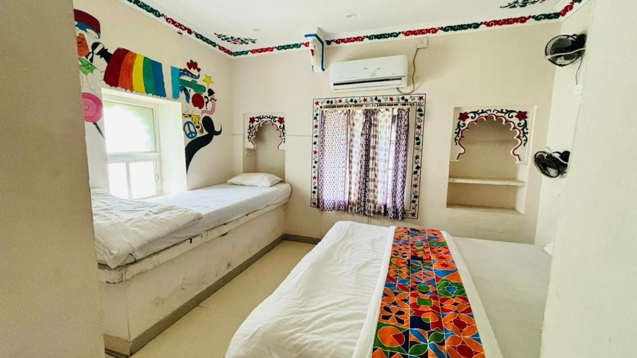 Hotel Hanuman Ghat On Pichola 2*