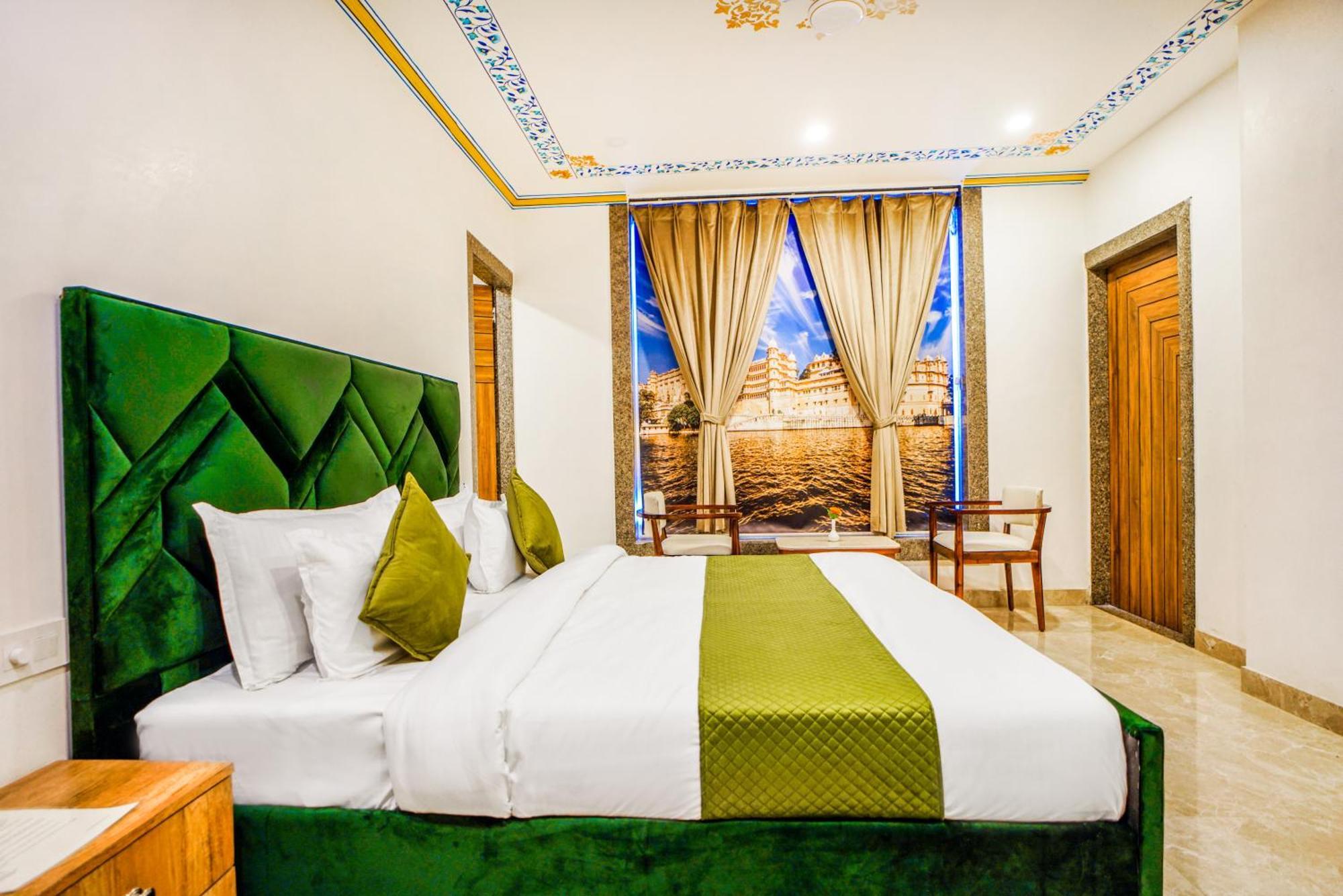 Pax Grand Blue 3 Min Walk From Railway Station Hotel Udaipur