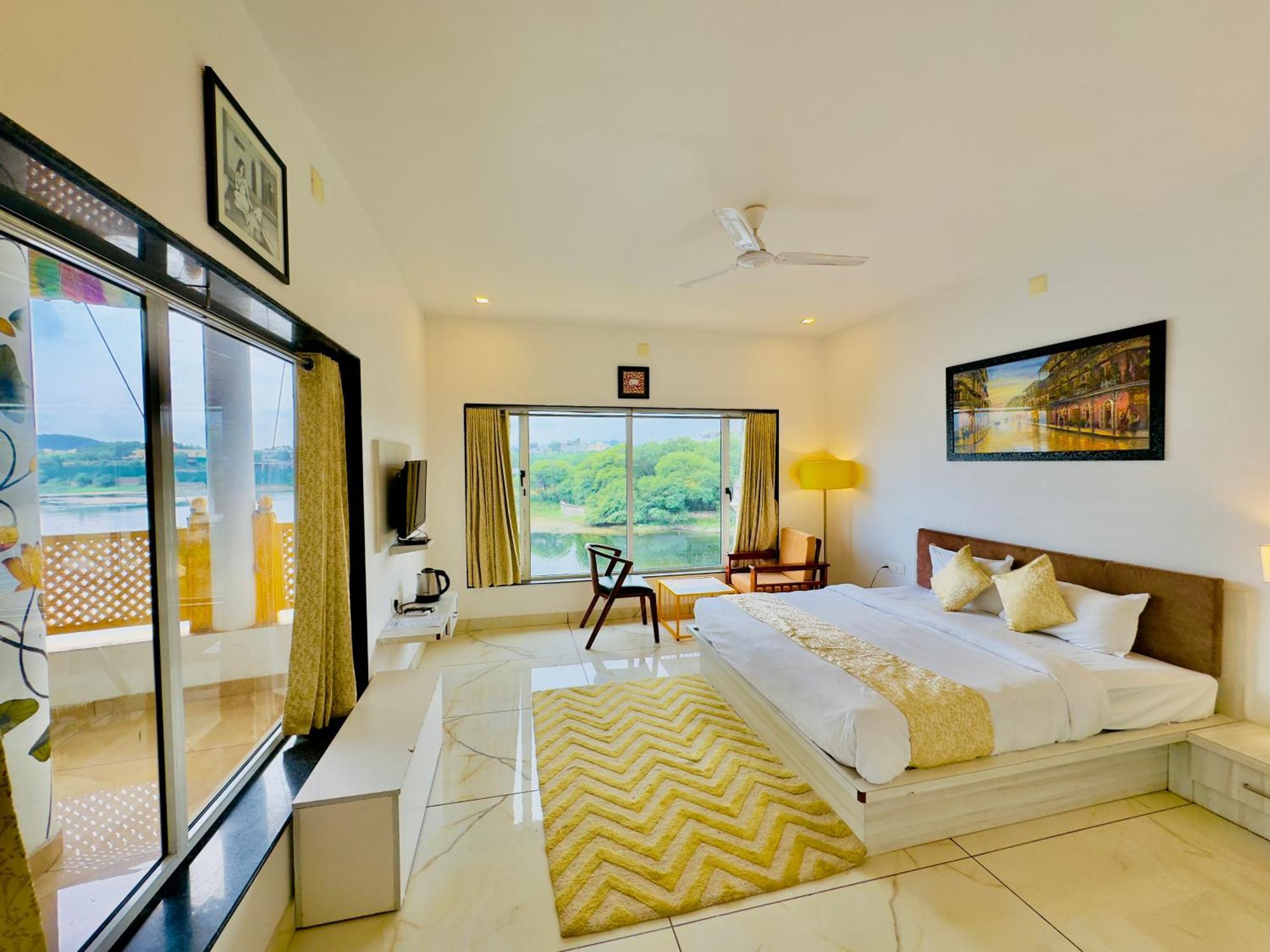 Hotel Jaydurg A Retreat - A Lakeside - Lakeview Rooftop Cafe - Swimming Pool