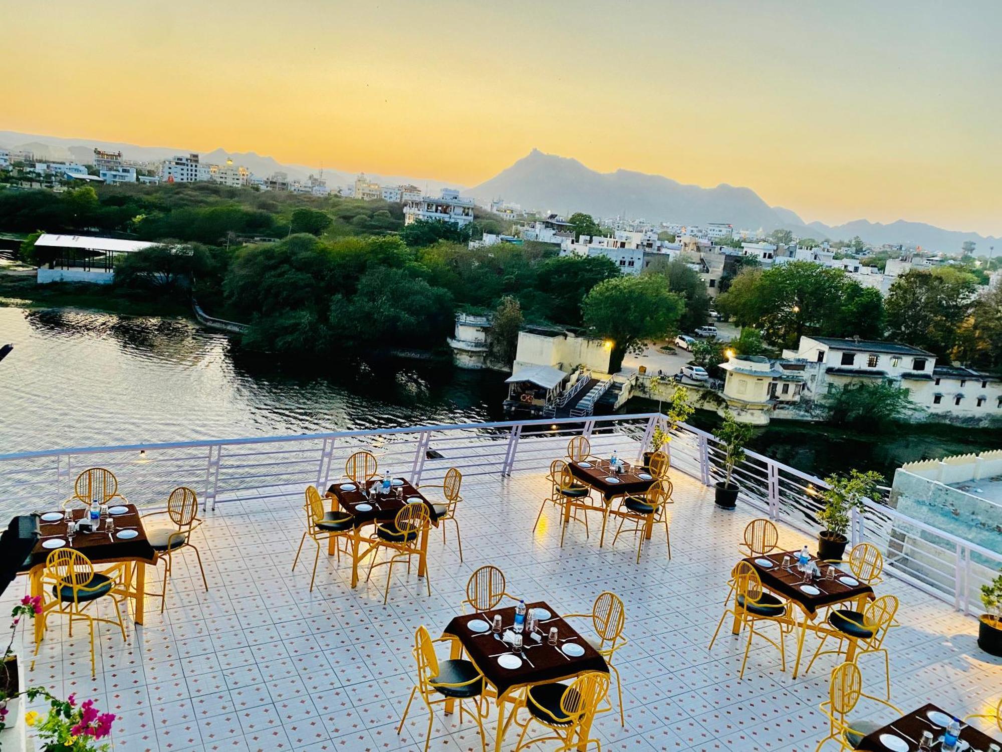 Jaydurg A Retreat - A Lakeside - Lakeview Rooftop Cafe - Swimming Pool Hotel