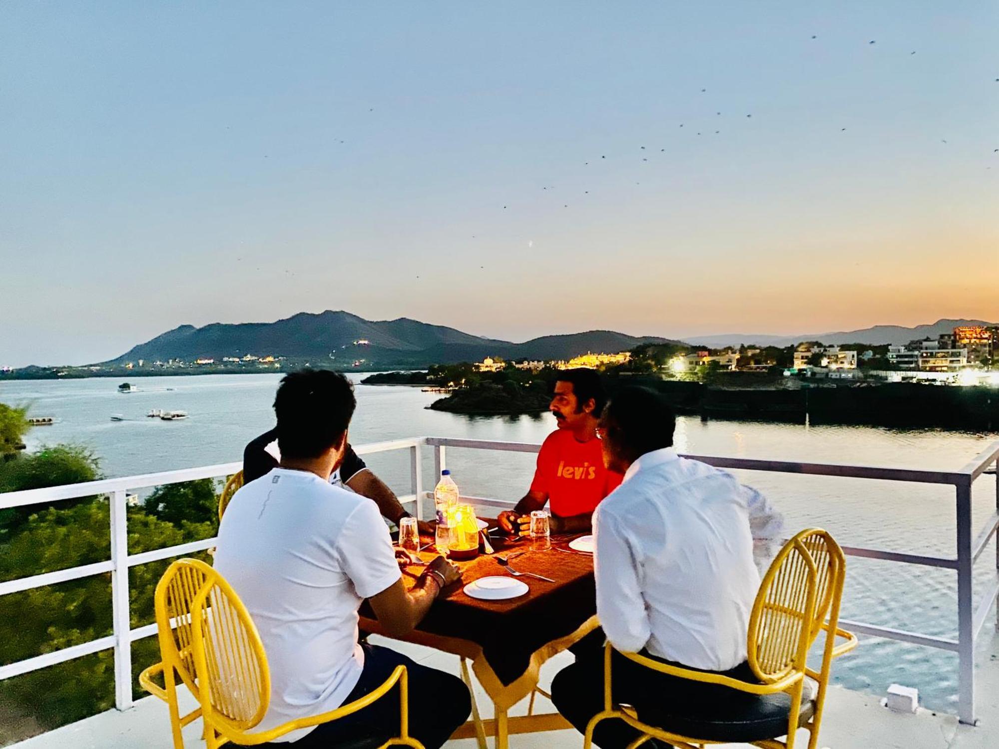Hotel Jaydurg A Retreat - A Lakeside - Lakeview Rooftop Cafe - Swimming Pool 4*