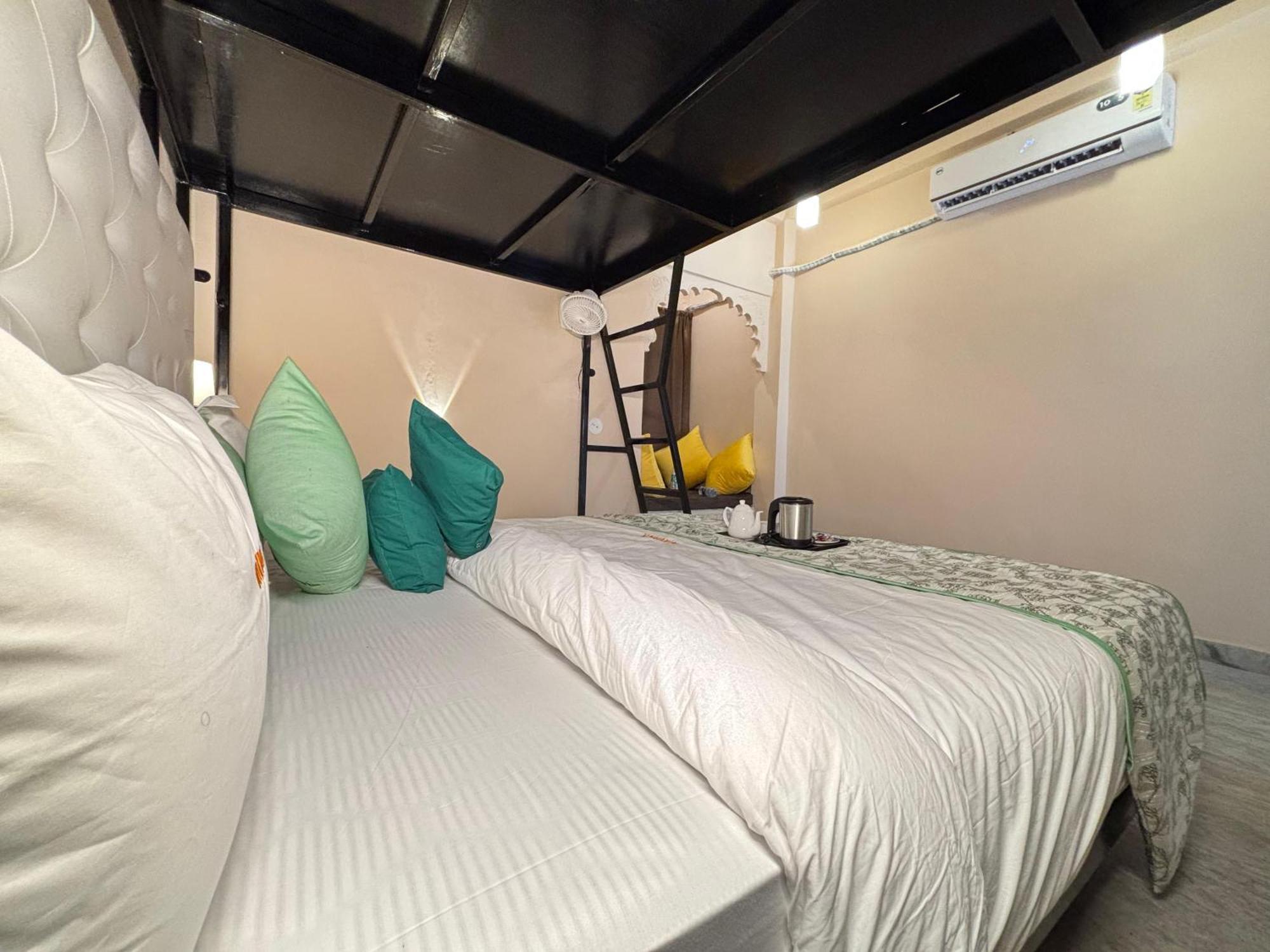 Nirvana Lakeside Guest house *