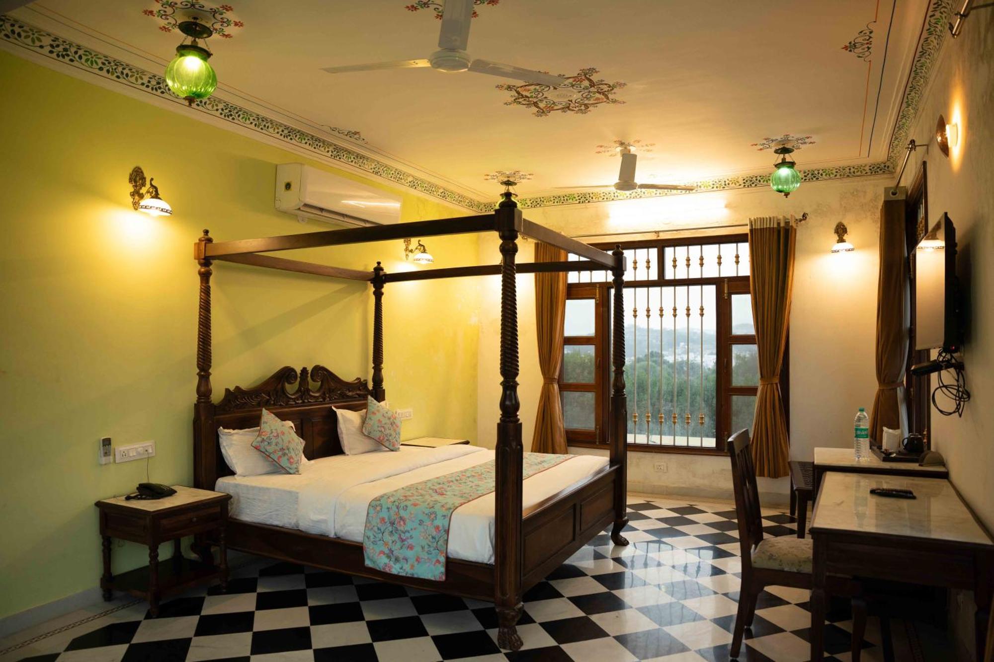 Karohi Hotel