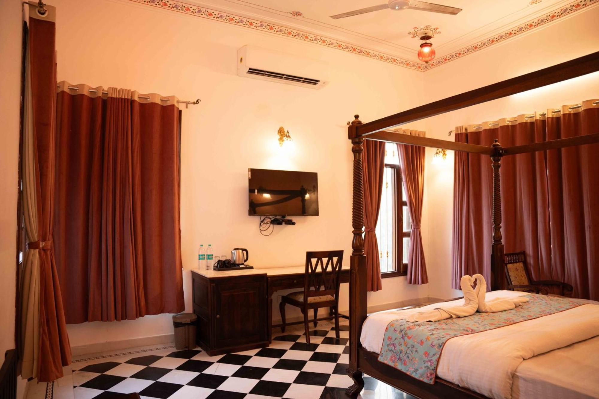Karohi Hotel