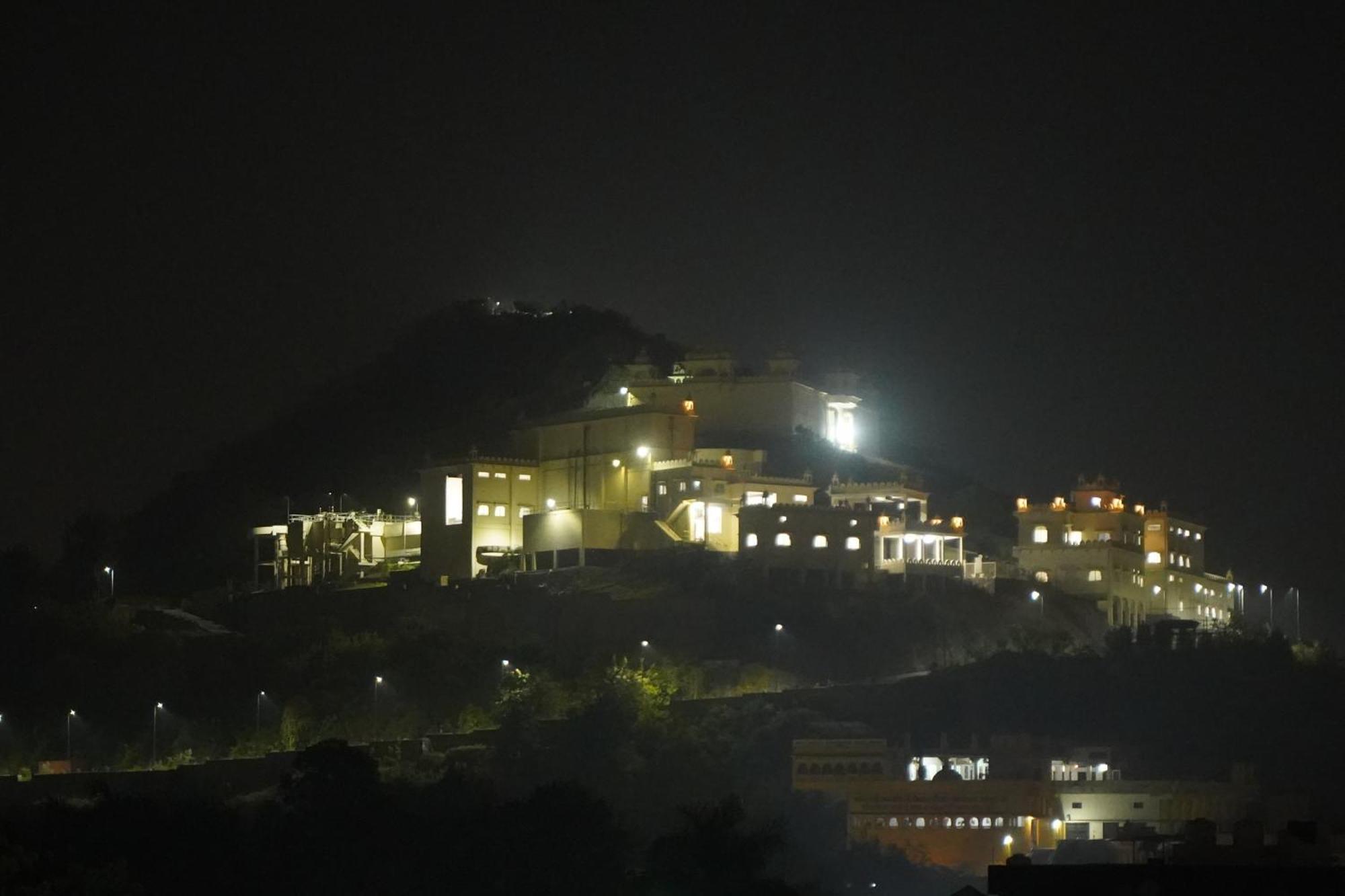 Shri Daulat Hotel