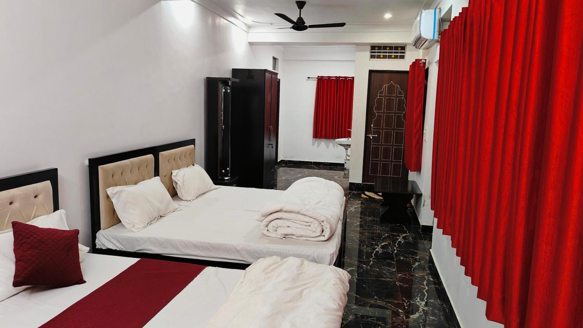 Shri Daulat Hotel 3*